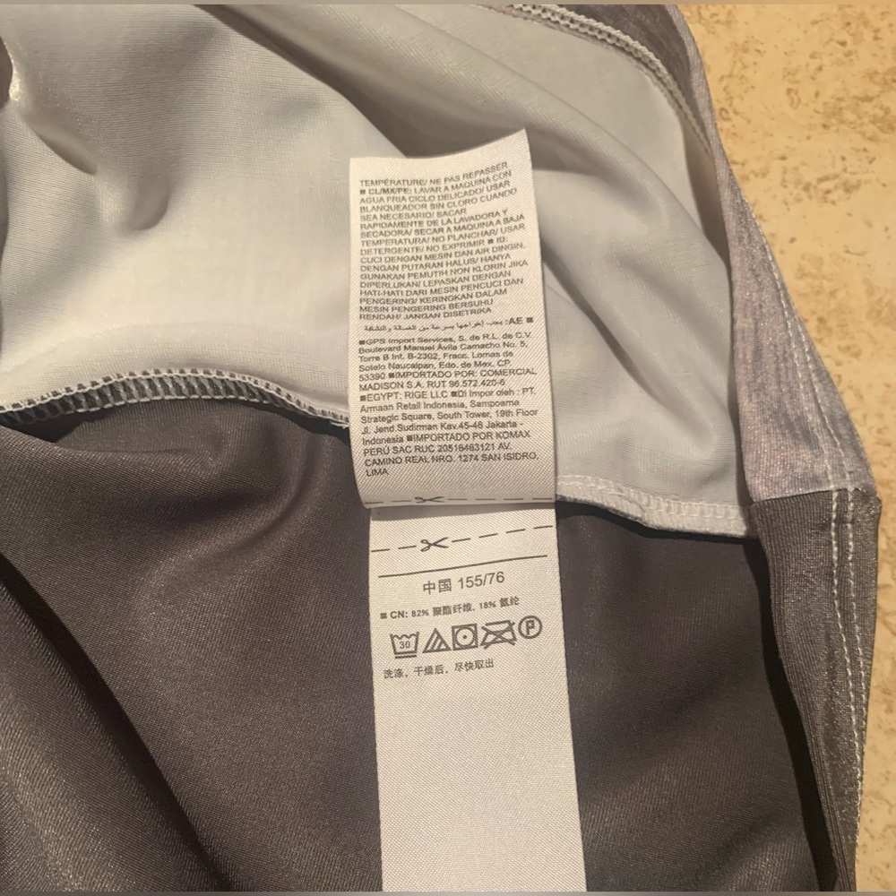 Old Navy Graphic Raglan-Sleeve Rashguard - Picture 8 of 8